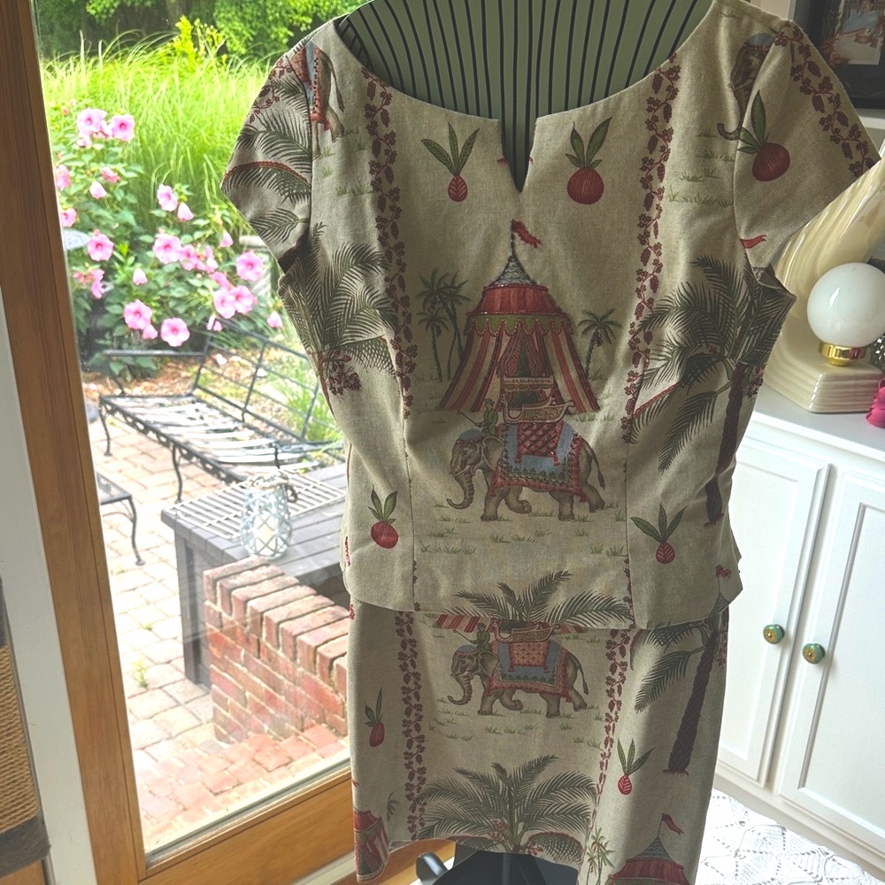 Maggie London fabulous tropical toile elephant print top/skirt set.